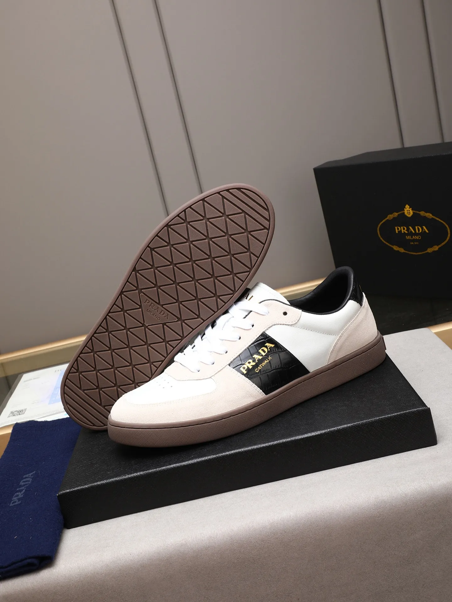 Men's shoes💰420💰 Brand: PRADA (Prada) Standard code: Men's code 38–44 (45 can be customized) Material: Original cowhide, breathable sheep lining Special outsole Style category: Men's fashionable casual sneakers Low-key luxury! Color: actual picture color